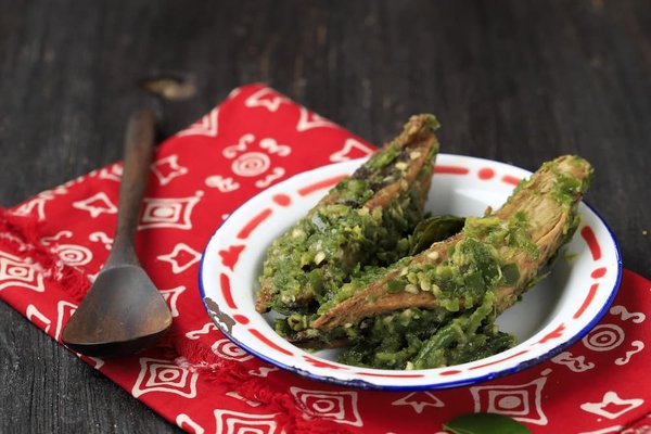 Quelles sont les meilleures pratiques pour le soin des cils et les maintenir forts et longs ?