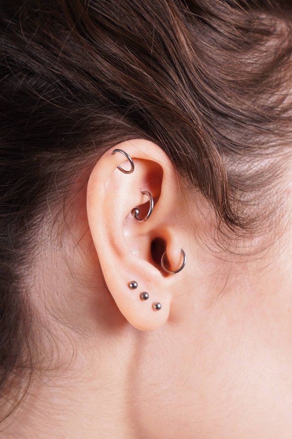 Comment le piercing d'oreille a-t-il évolué depuis ses origines ?